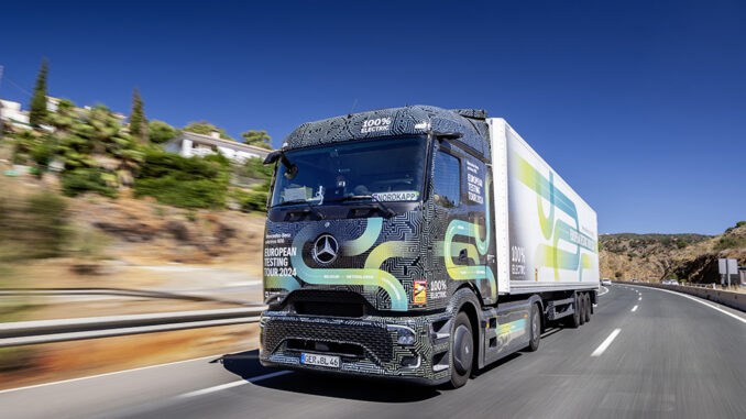 Vollelektrisch durch Europa: eActros 600 Test-Trucks erreichen südlichstes Etappenziel TarifaAll-electric through Europe: eActros 600 test trucks reach southernmost checkpoint of Tarifa