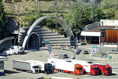 Long,Queue,Of,Vehicles,At,The,Entrance,To,The,Mont